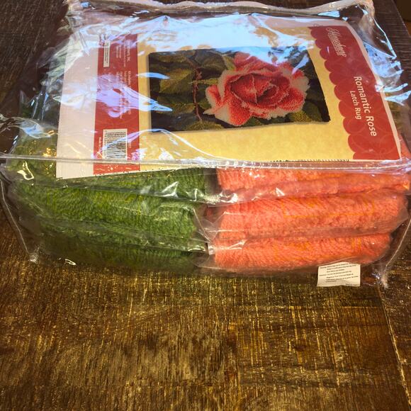 Herrschners Latch Hook Kit 4132061 Romantic Rose Rug Wall Hanging 27 x 40 NEW - Picture 5 of 10